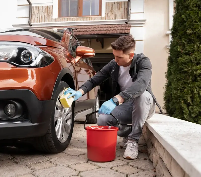Lavage auto à domicile Jussy-le-Chaudrier : professionnel intervenant sur un véhicule